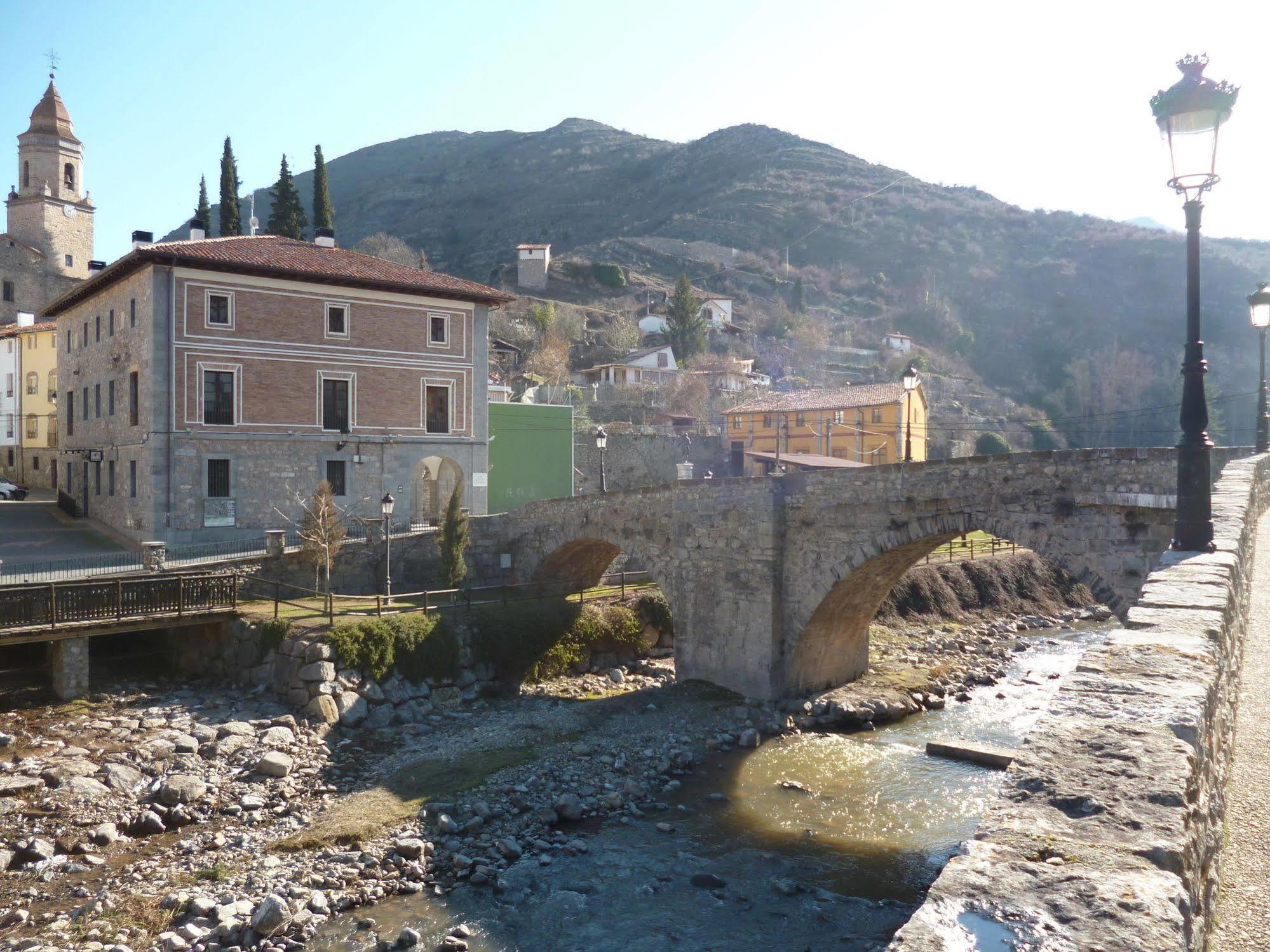 Casas de trevijano Cañon del rio leza jardin y barbacoa Soto en Cameros Exterior foto